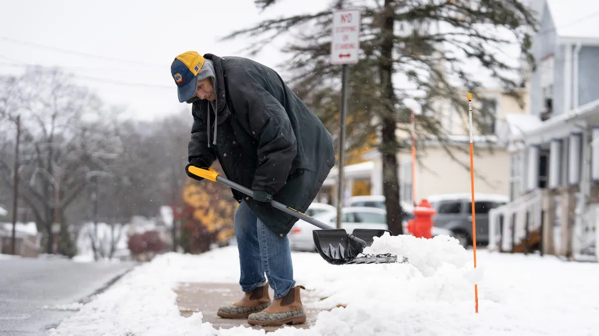 Fino a che età è rischioso spalare la neve? I consigli degli esperti